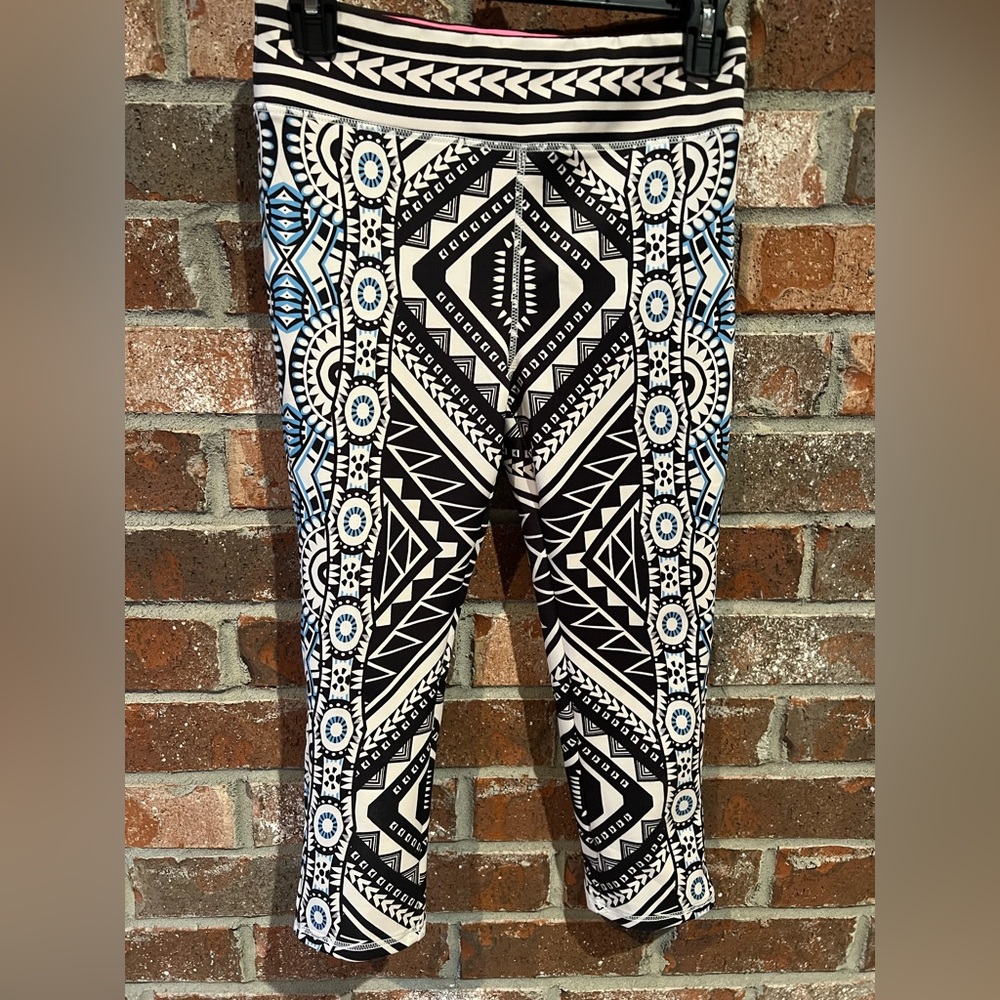 Jealous Tomato cropped leggings in Vibrant colors - size medium